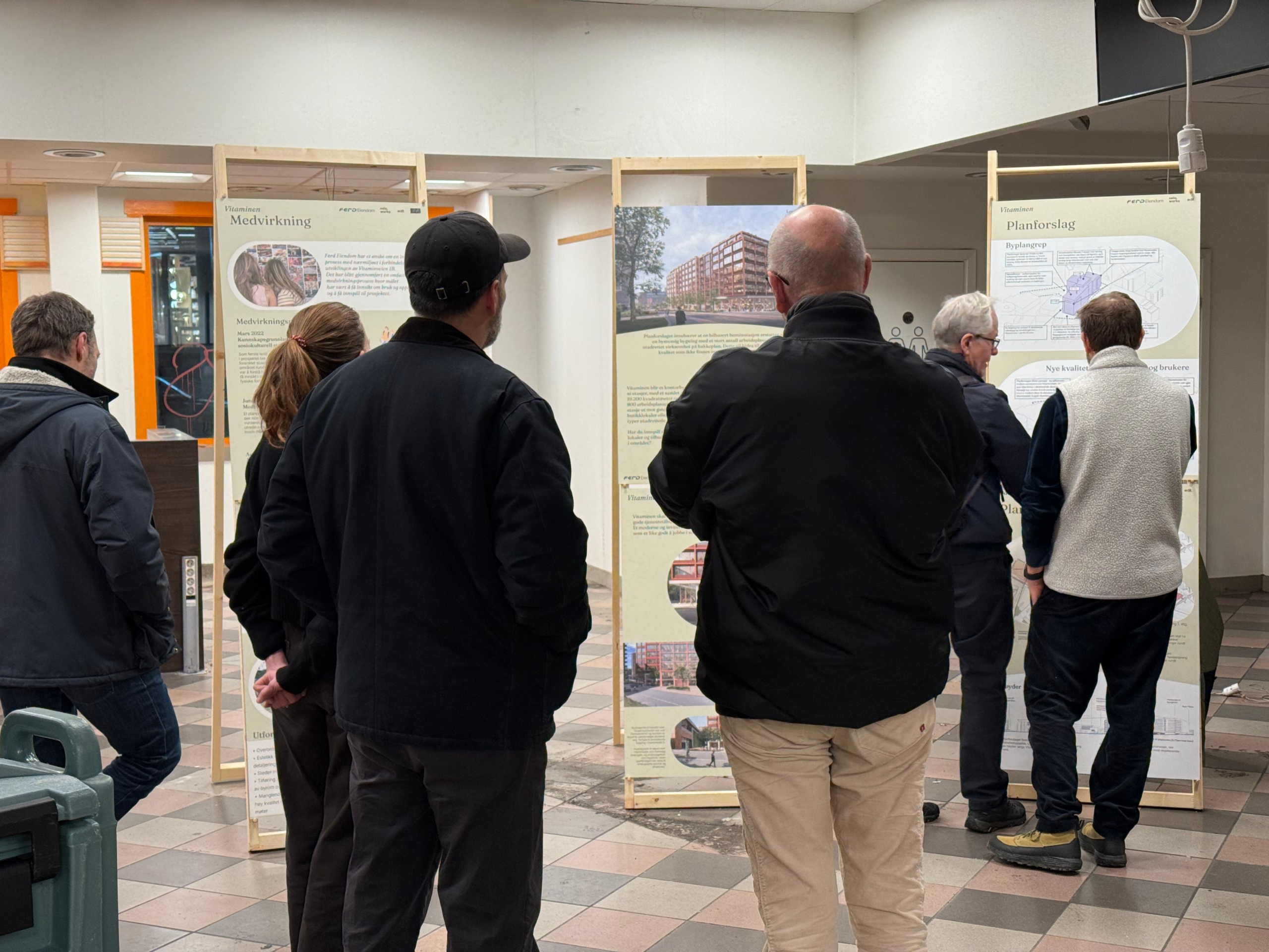 Bildet viser noen av naboene og interessentene som møtte opp på åpent prosjektkontor for Vitaminen i desember 2025.