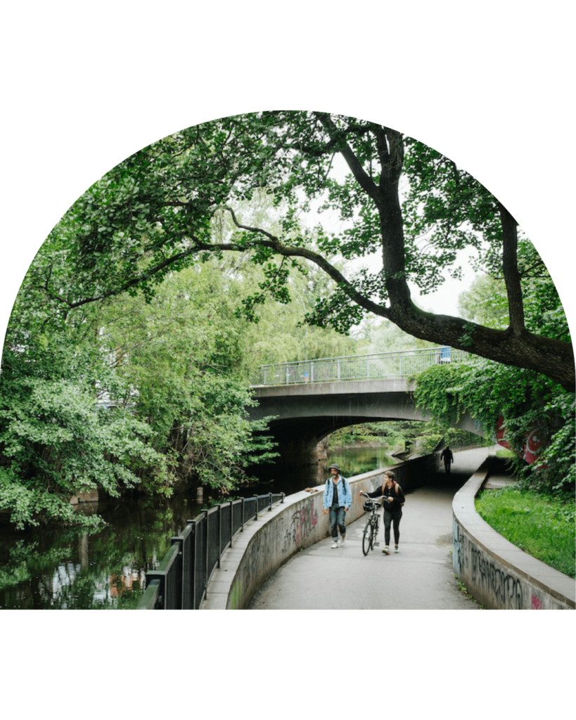 Bildet viser gående og syklende langs Akerselva i Oslo.